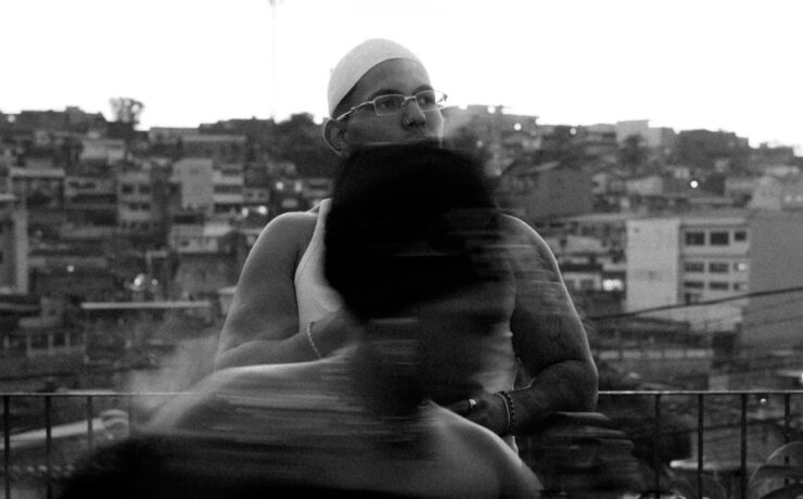 Capa do álbum de "LILI", com a dançarina Babiy Querino à frente do MC (Mariana "NUNA" Nunes)