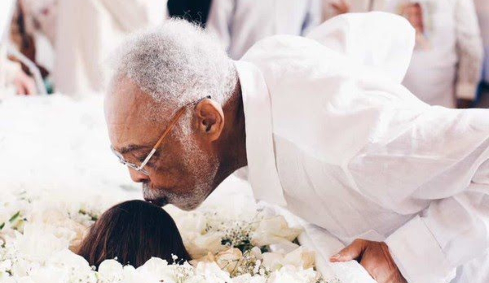 Gilberto Gil se despede de Preta Gil (Lia Maciel / @cemiteriodapenitenciarj/redes sociais)