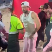 Wesley Safadão atola carro no Fortal e e tem que empurrar (Reprodução YouTube)