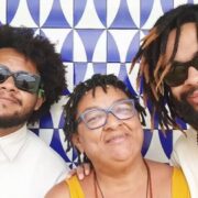 Emicida e Fióti com Dona Jacira
