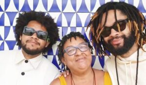 Emicida e Fióti com Dona Jacira