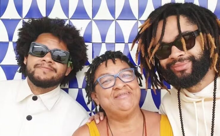 Emicida e Fióti com Dona Jacira