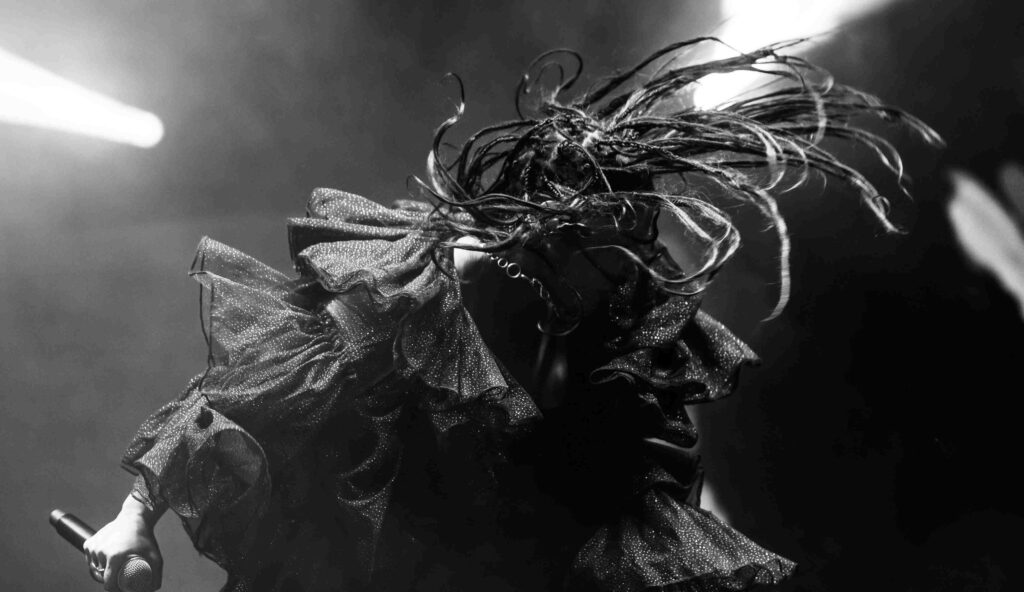 Larissa Luz apresenta show com rocks de Gil no Latinidades (Foto: Tais Mallon)