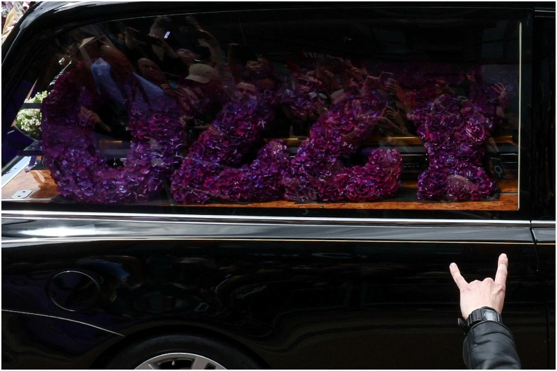 Ozzy Osbourne: funeral reuniu milhares de pessoas na Inglaterra