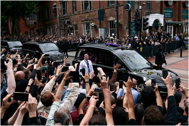 Ozzy Osbourne: funeral reuniu milhares de pessoas na Inglaterra