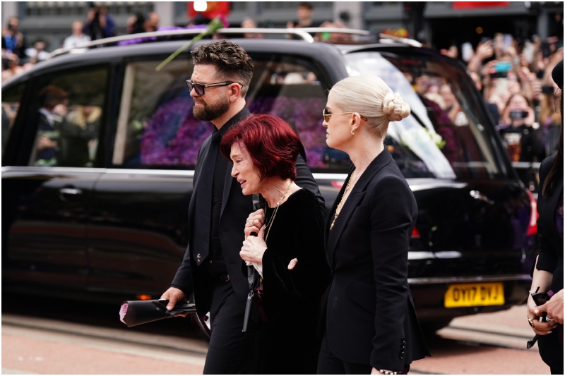  Jack Osbourne, Sharon Osbourne e Kelly Osbourne no velório de Ozzy Osbourne