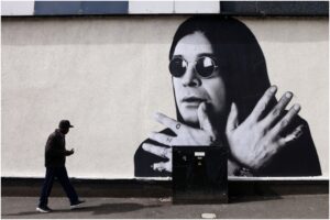 Ozzy Osbourne: funeral reuniu milhares de pessoas na Inglaterra