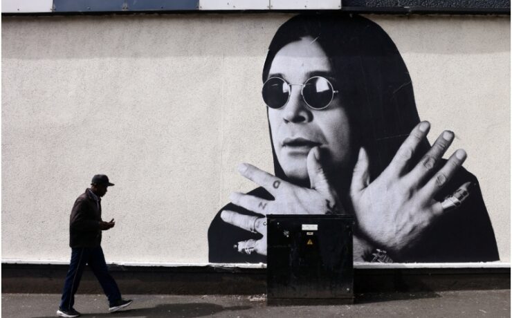 Ozzy Osbourne: funeral reuniu milhares de pessoas na Inglaterra