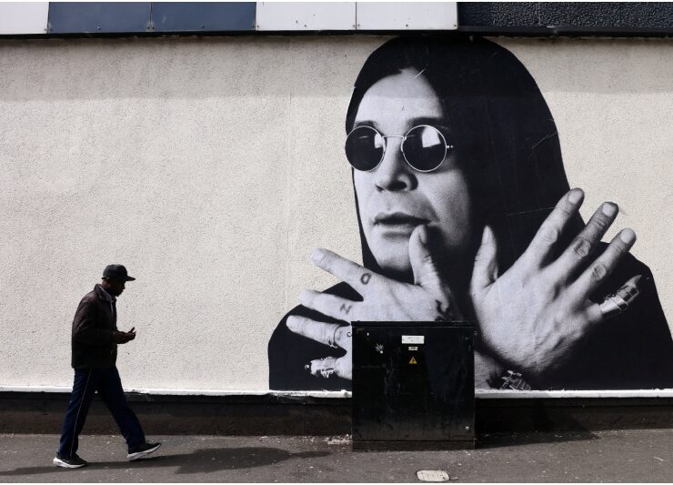 Ozzy Osbourne: funeral reuniu milhares de pessoas na Inglaterra