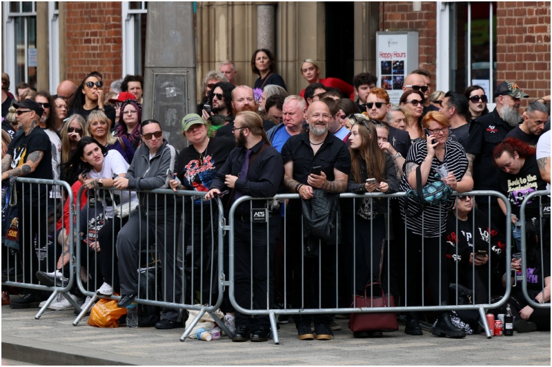 Ozzy Osbourne: funeral reuniu milhares de pessoas na Inglaterra