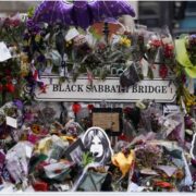 Ozzy Osbourne: funeral reuniu milhares de pessoas na Inglaterra