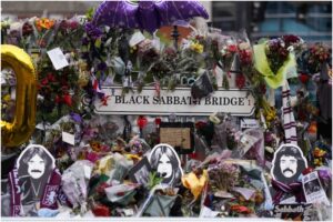 Ozzy Osbourne: funeral reuniu milhares de pessoas na Inglaterra