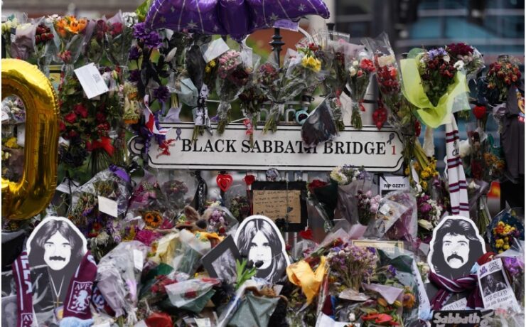 Ozzy Osbourne: funeral reuniu milhares de pessoas na Inglaterra
