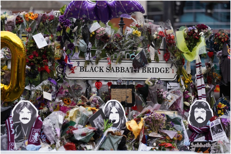 Ozzy Osbourne: funeral reuniu milhares de pessoas na Inglaterra
