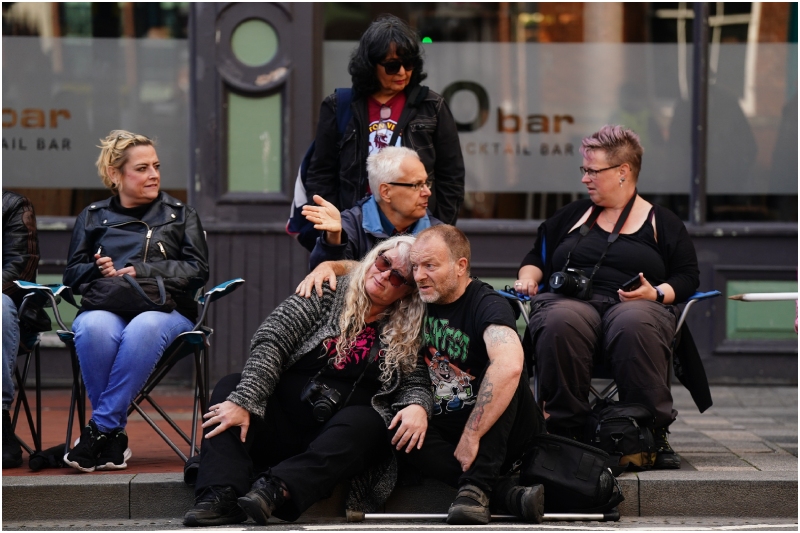 Ozzy Osbourne: funeral reuniu milhares de pessoas na Inglaterra