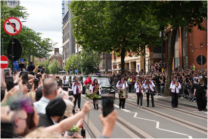 Ozzy Osbourne: funeral reuniu milhares de pessoas na Inglaterra 