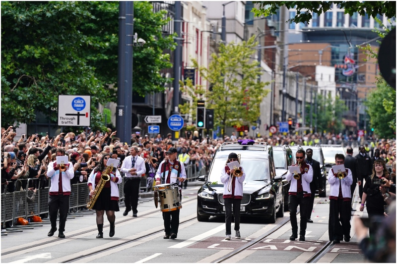 Ozzy Osbourne: funeral reuniu milhares de pessoas na Inglaterra 