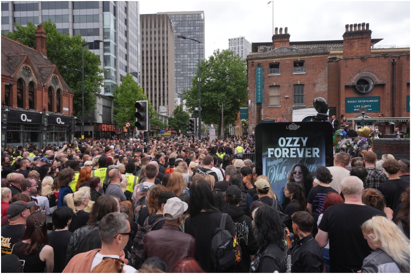 Ozzy Osbourne: funeral reuniu milhares de pessoas na Inglaterra 