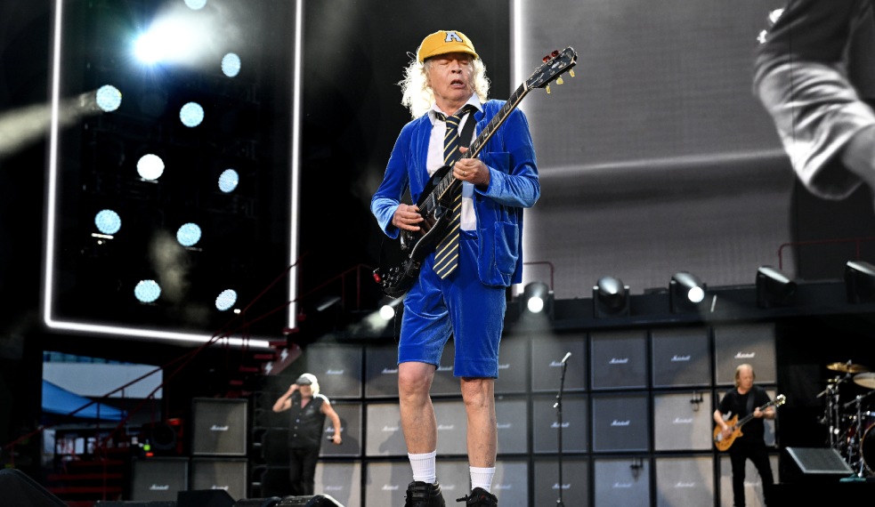 Por que o AC/DC usa uniforme escolar nos shows?