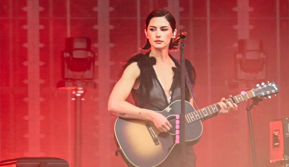 Gracie Abrams conquista primeiro topo na Billboard 200 com ‘Daughter From Hell’
