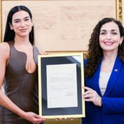 Dua Lipa e a presidente do Kosovo, Vjosa Osmani