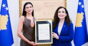 Dua Lipa e a presidente do Kosovo, Vjosa Osmani
