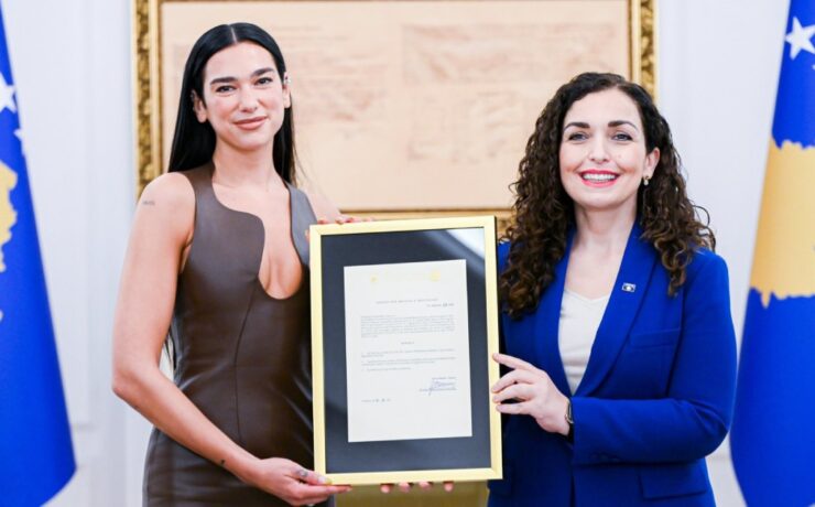 Dua Lipa e a presidente do Kosovo, Vjosa Osmani