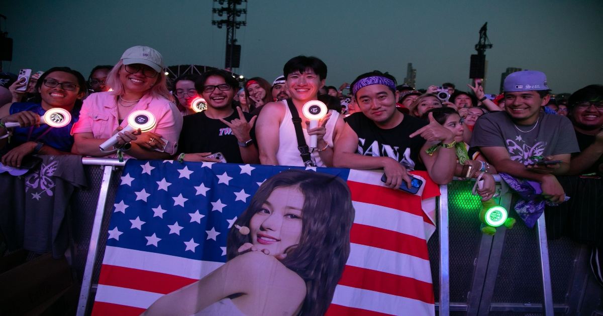 TWICE se apresenta no Lollapalooza (Shutterstock)