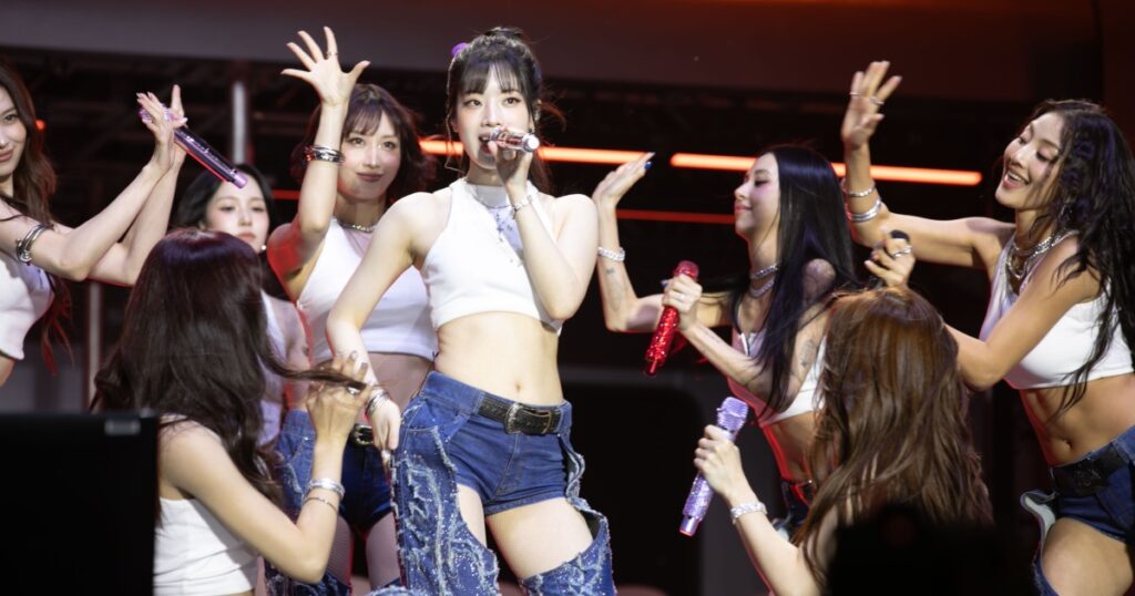 Como assistir Twice, Karol G e Missy Elliott no desfile da Victoria's Secret 1 TWICE Lollapalooza 2025 - Divulgação