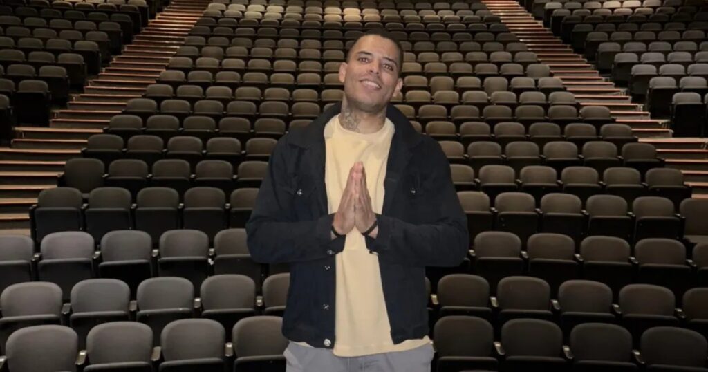 Rom Santana: cantor é febre da noite de SP e viu sucesso o reaproximar da mãe 1 O cantor Rom Santana (Instagram)