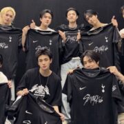 Stray Kids com a camisa especial do Tottenham