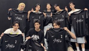 Stray Kids com a camisa especial do Tottenham