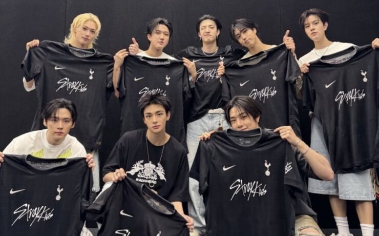 Stray Kids com a camisa especial do Tottenham