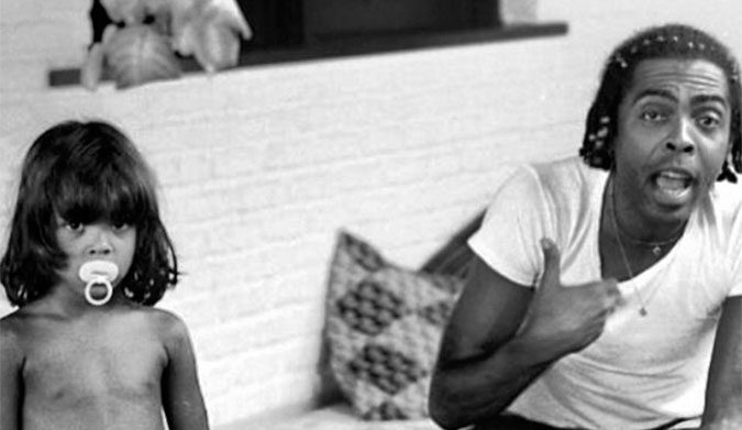 Preta Gil na infância com o pai Gilberto Gil (arquivo pessoal)