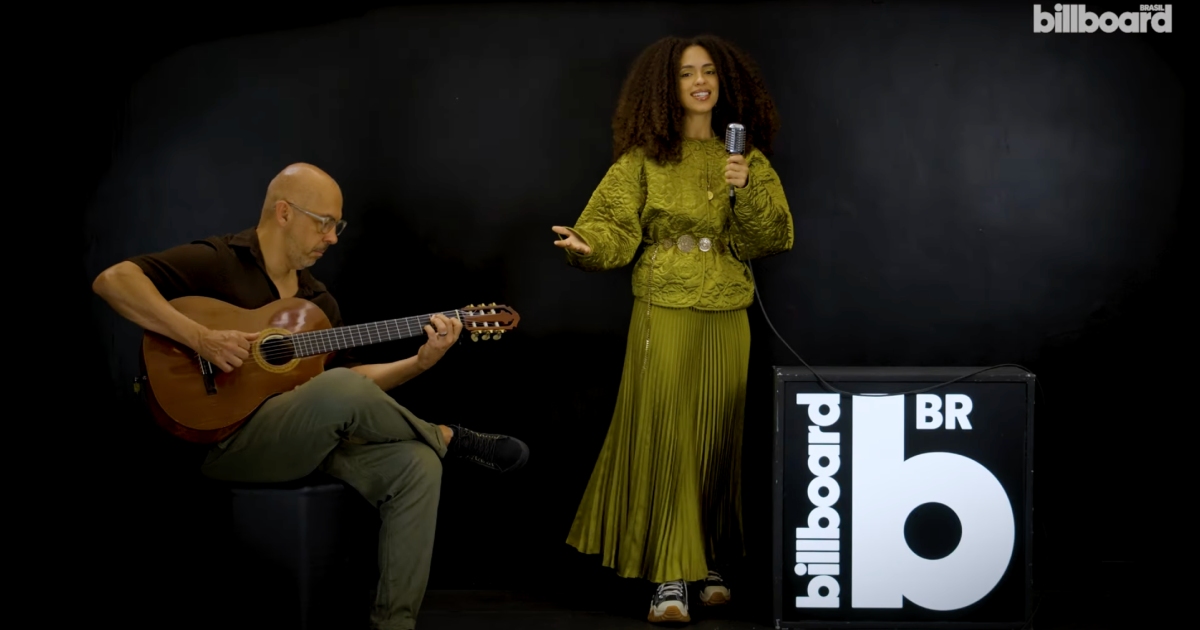 Bruna Black e o violonista Webster Santos no Billboard Descobre (Reprodução/YouTube) 