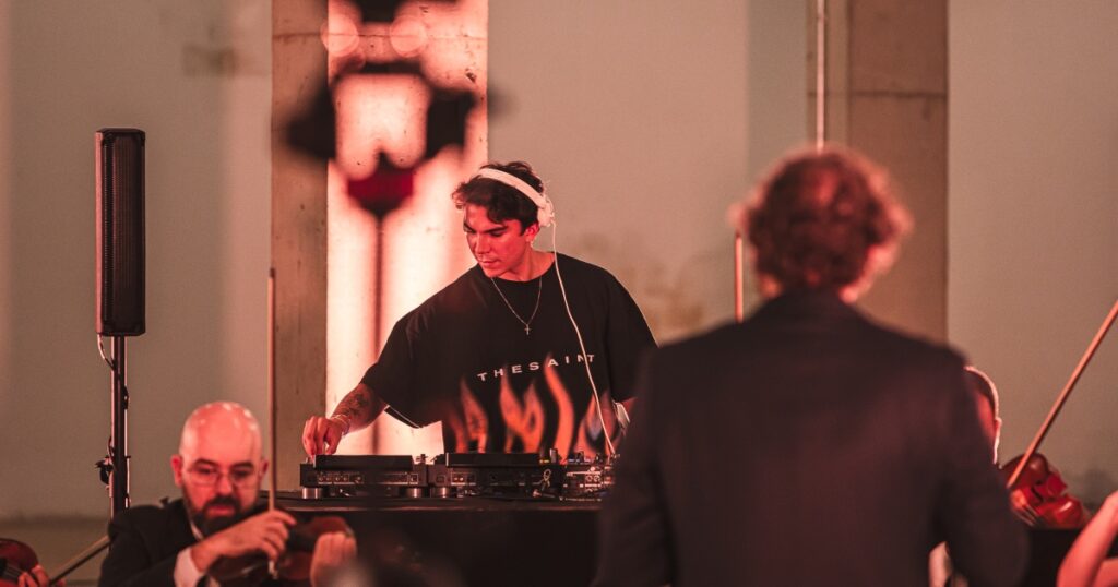 Orquestra Ouro Preto e Kvsh estreiam concerto em MG 1 Orquestra Ouro Preto e Kvsh estreiam concerto em MG (Divulgação/@raphagarcia)