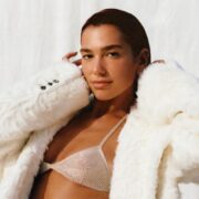 Dua Lipa, artista que completa 30 anos nesta sexta-feira