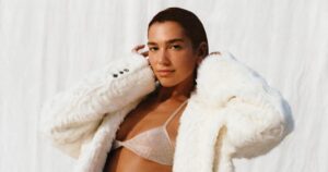 Dua Lipa, artista que completa 30 anos nesta sexta-feira