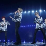 BTS se apresenta durante a turnê "The Wings" em 2017 (Divulgação)