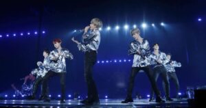 BTS se apresenta durante a turnê "The Wings" em 2017 (Divulgação)