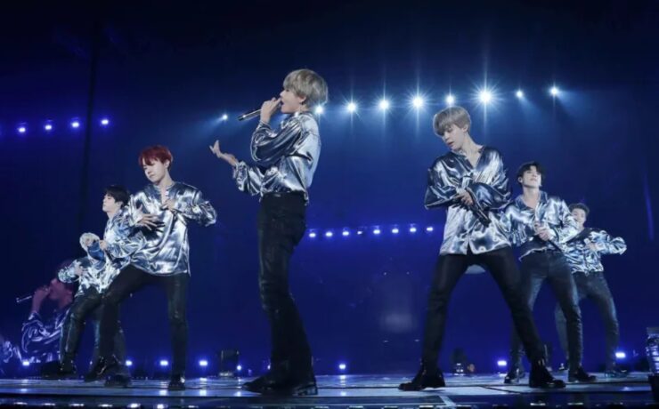 BTS se apresenta durante a turnê "The Wings" em 2017 (Divulgação)