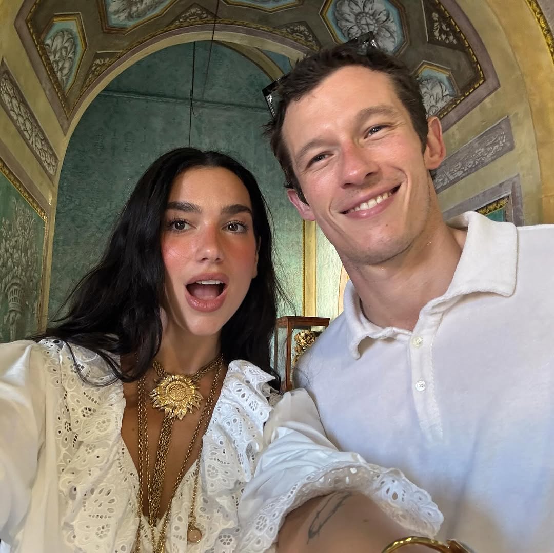 Dua Lipa e Callum Turner (Reprodução - Facebook)