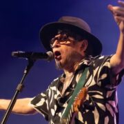 Fred Zero Quatro canta com o Mundo Livre S/A (divulgação)
