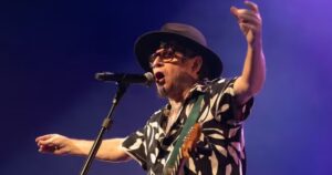 Fred Zero Quatro canta com o Mundo Livre S/A (divulgação)