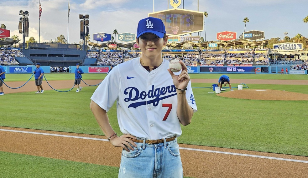V, do BTS, em jogo dos Dodgers