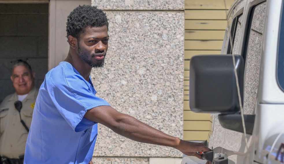 Lil Nas X saindo da prisão em Los Angeles