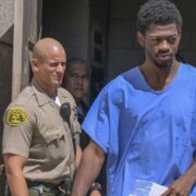 Lil Nas X saindo da prisão em Los Angeles