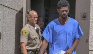 Lil Nas X saindo da prisão em Los Angeles