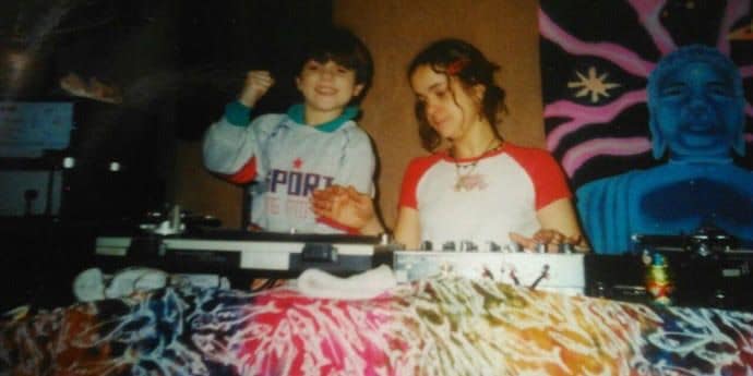 Alok e Ekanta, sua mãe, na Holanda (reprodução: Facebook)