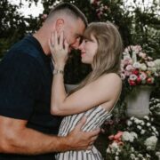 Taylor Swift anuncia noivado com Travis Kelce
